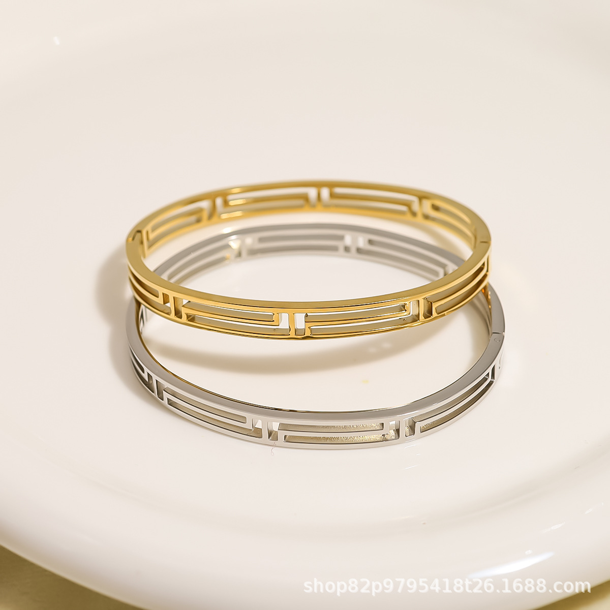 Estilo explosivo europeo y americano, estilo simple, hebilla hueca geométrica de acero inoxidable, pulsera personalizada, fábrica de pulido a mano, joyería al por mayor