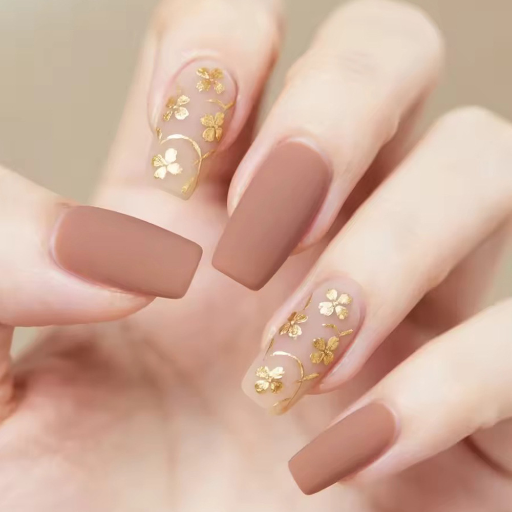 Ventas transfronterizas en caliente 3D estereoscópicas de oro leper desgaste uña de textura floral de oro uña falsa 24 piezas de temperamento de manicure