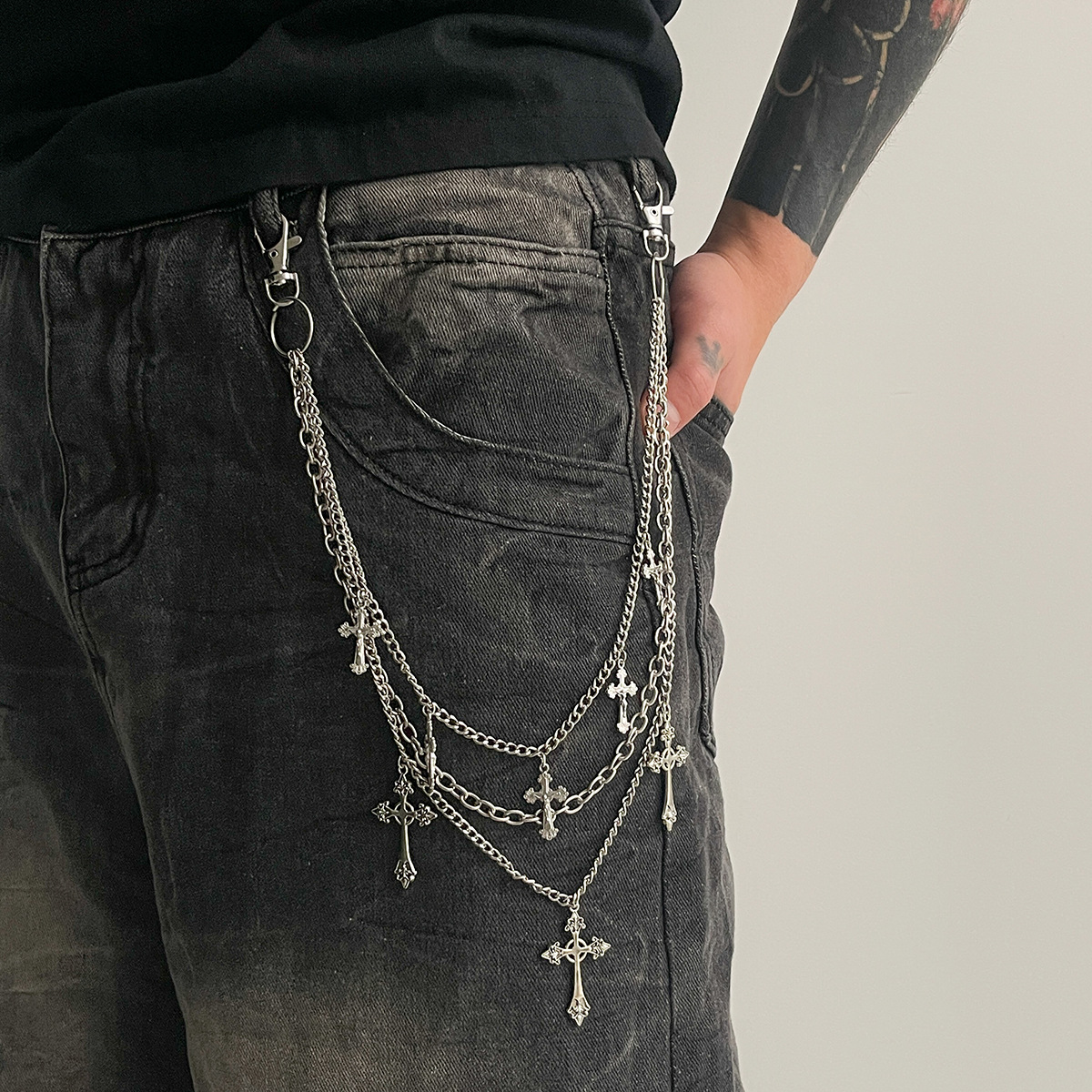 Europäische und amerikanische Mode: Hosen mit Kreuzanhänger für Herren, hochwertige Hip-Hop-Nischen-Metalljeans, Bund mit gekreuzten Bordüren_voghion.com