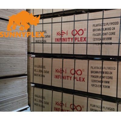 Los fabricantes venden al por mayor madera contrachapada multicapa impermeable de alta calidad para la construcción. La madera de madera resistente al desgaste se puede utilizar repetidamente.