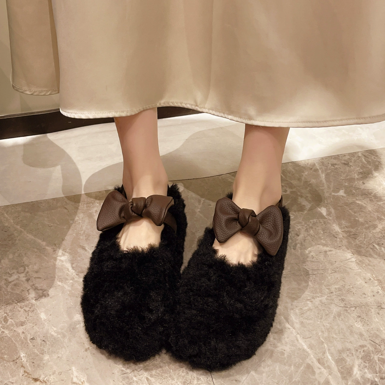 Модный лук волосатая обувь женская зима 2024 новый внешний вид мягкой подошвы ягненка шерсть толстая подошва бархатная бобовая обувь