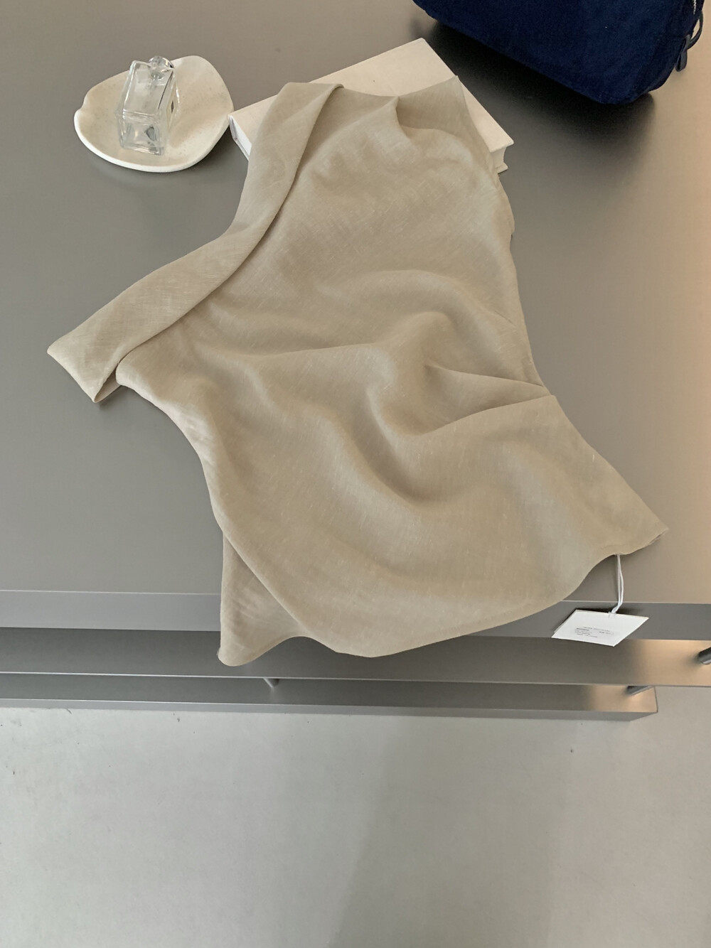 Áo croptop nữ tay ngắn cổ lệch vai, thiết kế bất đối xứng — Xanh da trờicolor, màu trắng, màu mơ chi tiết 22