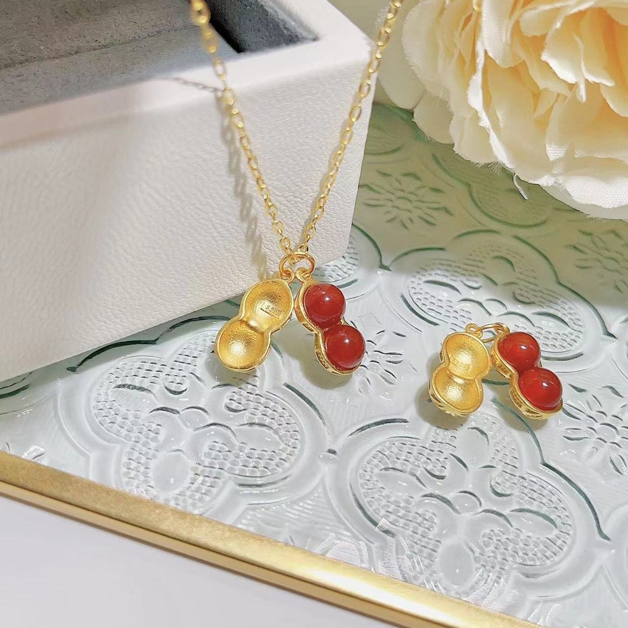 Collar de cacahuete de buena cosa de la red, lujo ligero de moda, colgante de cacahuete de suerte, nicho de diseño moderno y versátil
