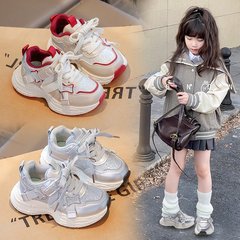 女の子の韓国版ファッションのお父さんの靴2025春秋の新型の柔らかい底の滑り止めの子供のランニングシューズの中で子供の運動靴