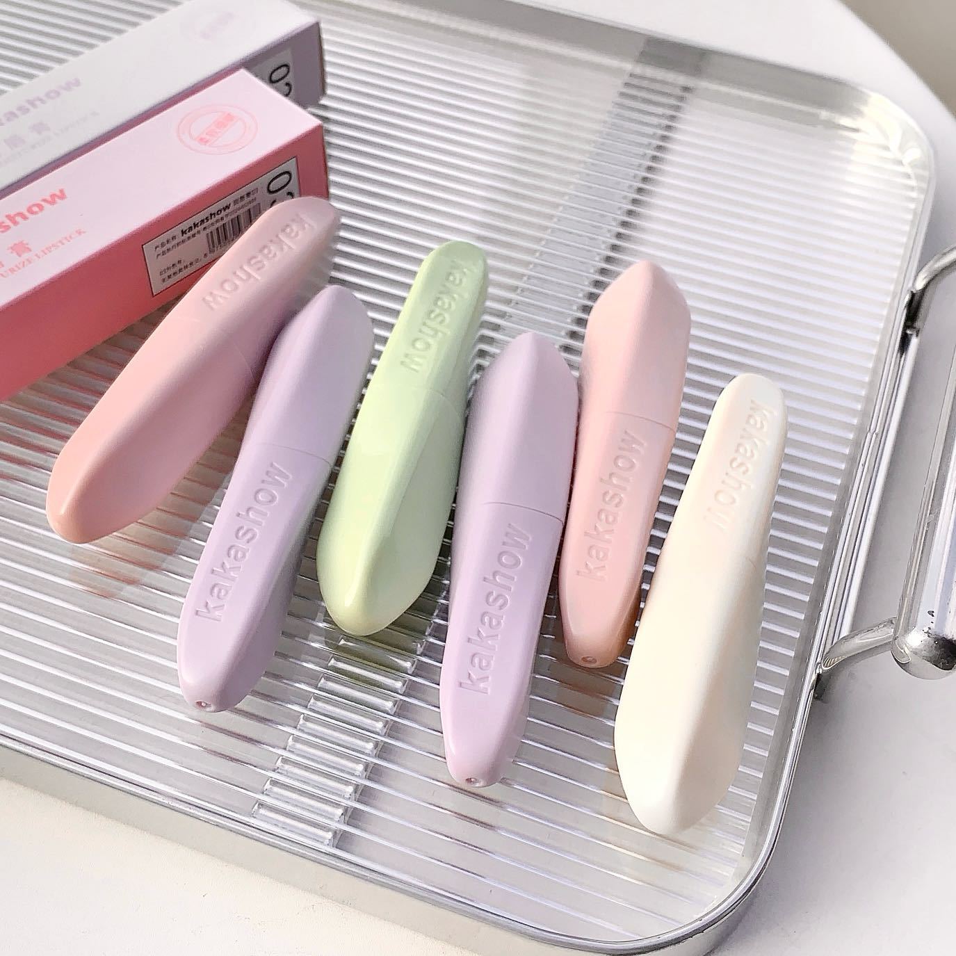 kakashow Lip balm moisturizes, hydrates and hydrates, prevents dryness and cracking, and reduces lip lines. It is a colorless lip balm for lip base undefined