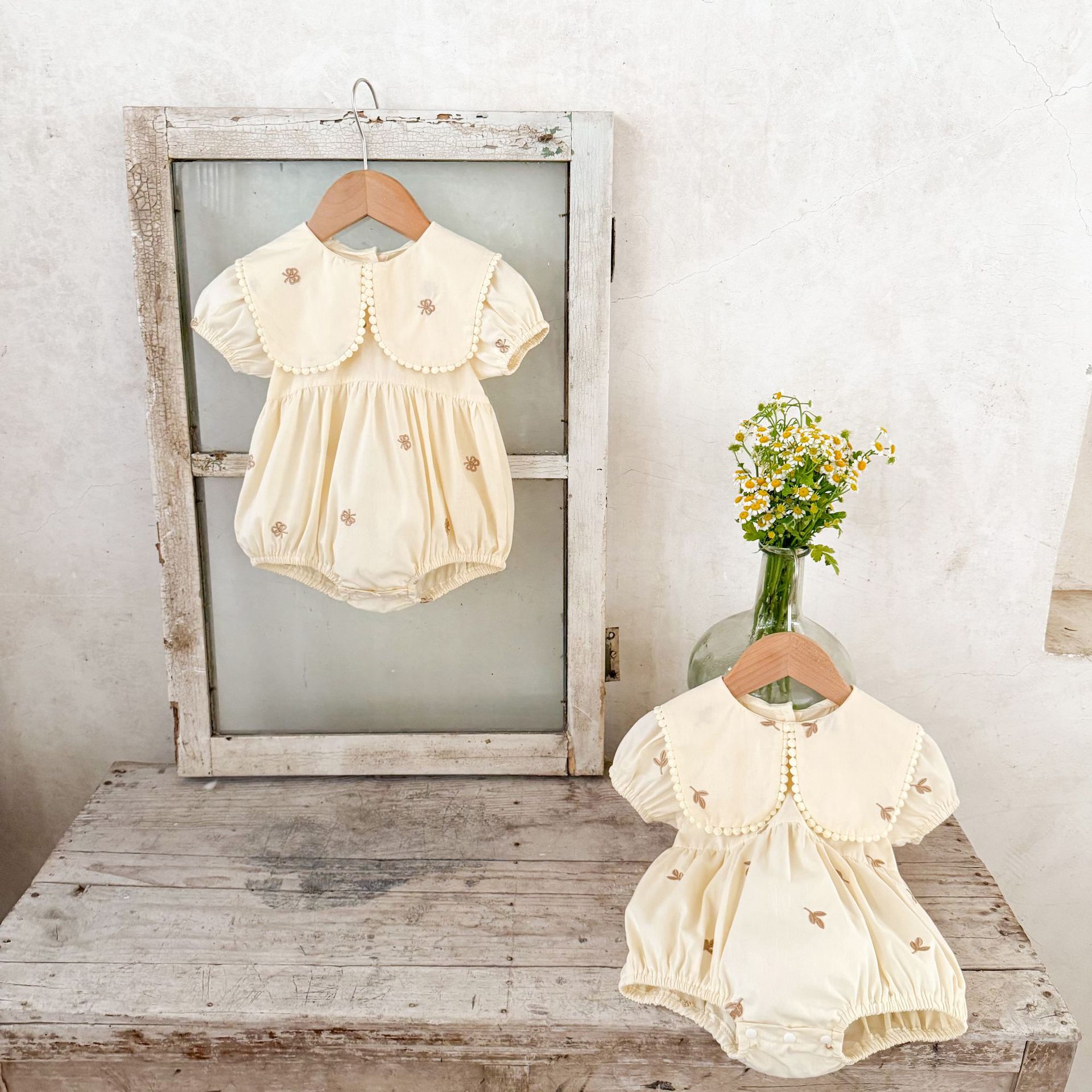 Ins versión coreana de la niña bebé de algodón bordado de dibujos animados solapa de manga corta mamelero de una pieza de moda de verano para bebés y niños pequeños