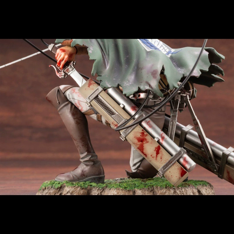 Фигурка (Kotobukiya) Атака на Титанов капитан Леви — поза держит под боем, PVC, 18 см