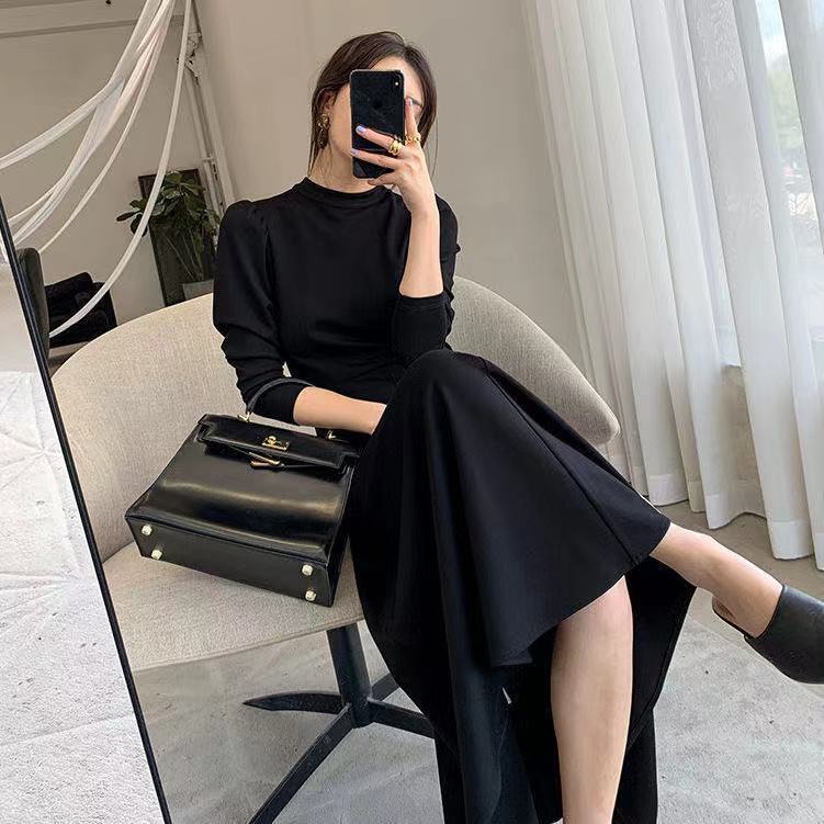Dress with a round collar