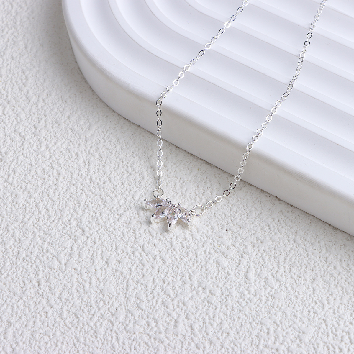 Leaf Necklace Shine