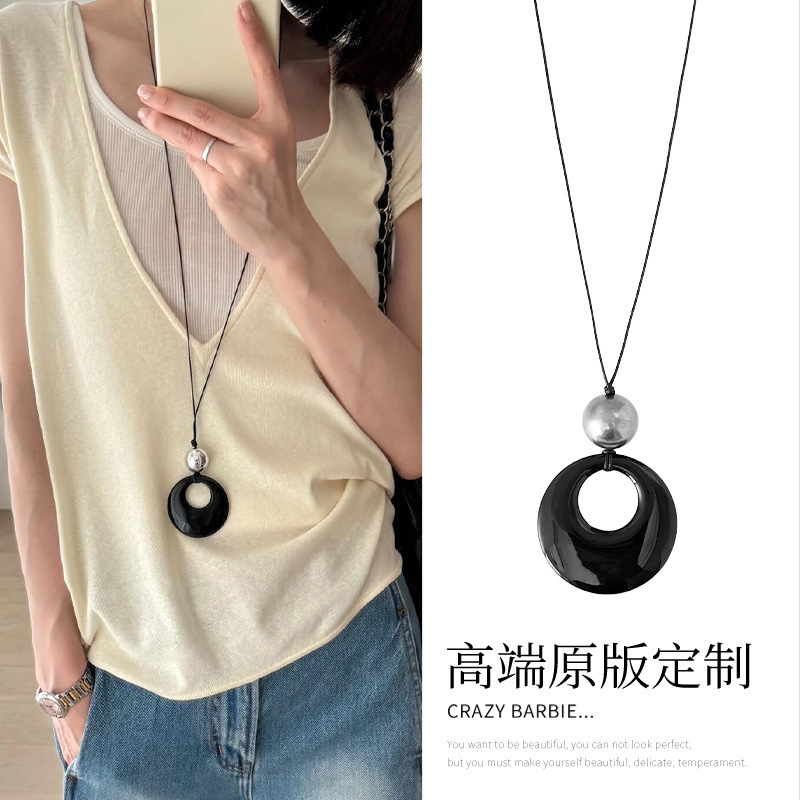Minimalista para usar accesorios de moda de estilo cóncavo cuello halter mini bolso pequeño diseño exquisito mini bolso de media luna collar mujer