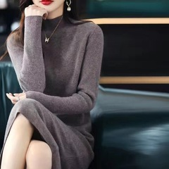 長い膝のニットのセーターのスカートの女性の半高の襟のまっすぐな筒の保温の中でカバーの2023長袖のセーターのワンピースを掛けます。