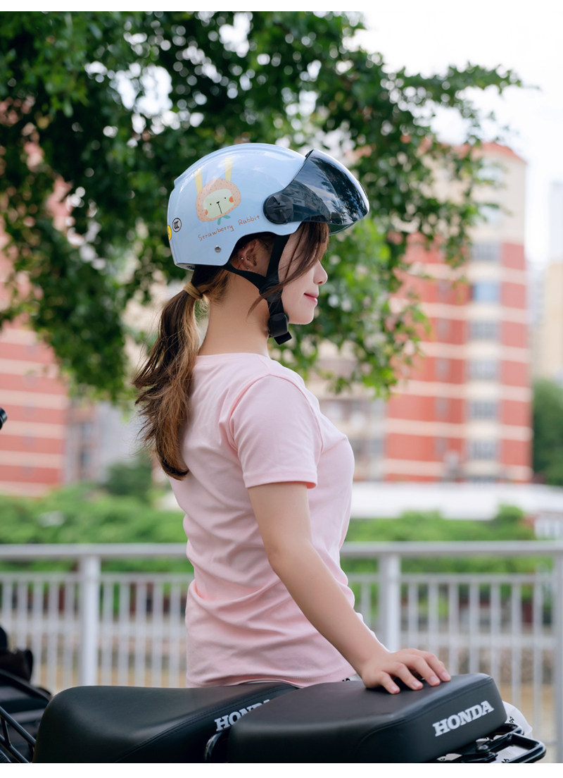 New National Standard 3C Certified Electric Vehicle Helmet, Cute Female Model Electric Vehicle Safety Helmet, Universal Motorcycle Half Helmet for All Seasons