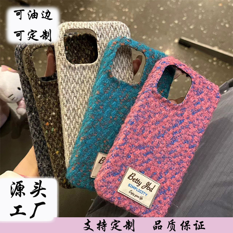 复古秋冬毛绒格纹标签适用iPhone16苹果15ProMax手机壳14韩系13女