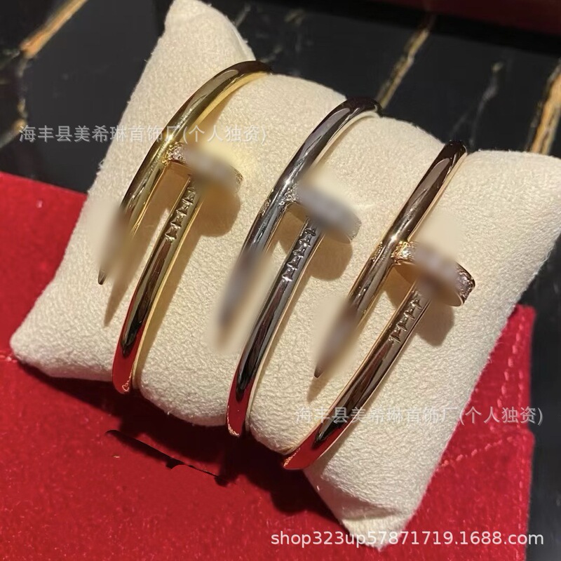 Exquisitely crafted high-quality V-gold classic chunky style studded couple's bracelet with diamonds on the ends, thickly plated with 18K rose gold, fashionable manufacturer Exquisitely crafted high-quality V-gold classic chunky style studded couple's bracelet with diamonds on the ends, thickly plated with 18K rose gold, fashionable manufacturer