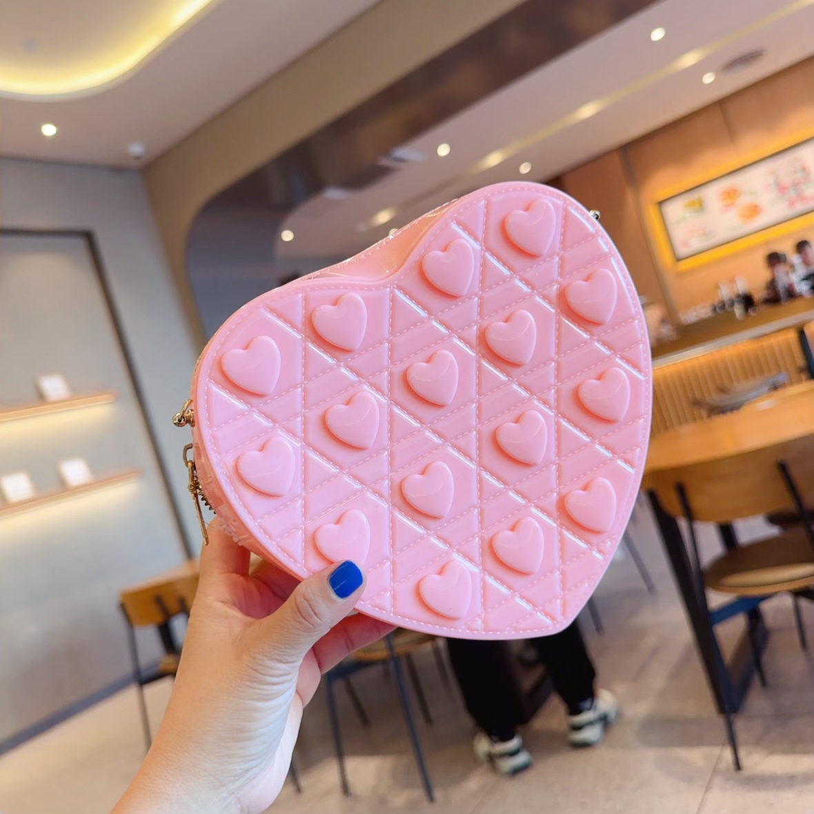 The 2025 new heart-shaped bag is a fashionable and versatile single-shoulder crossbody small bag. It's a cute jelly bag for women in summer undefined