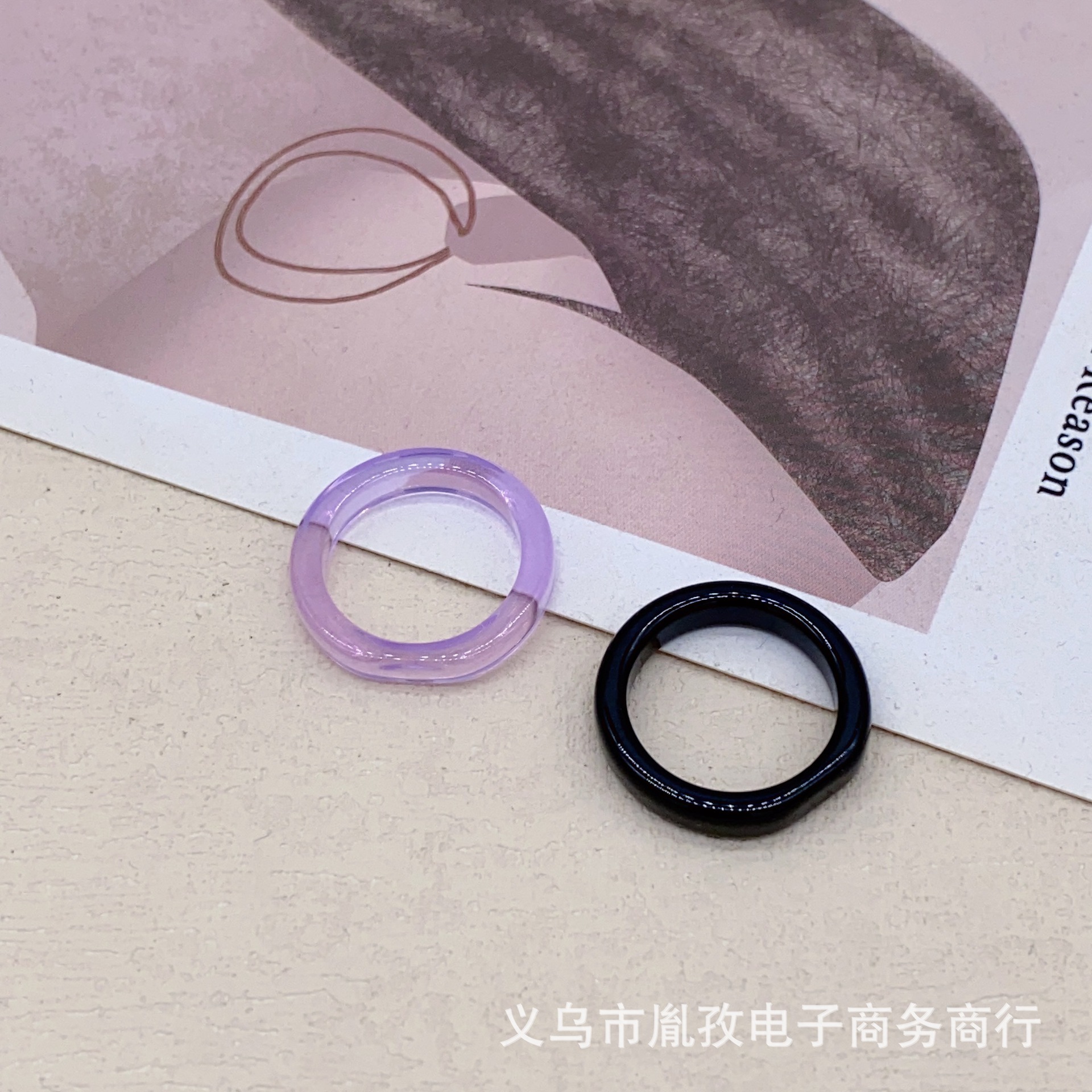 El soporte inferior del anillo de resina simple se puede pegar productos en anillo de color anillo lindo fábrica pulsera transfronteriza