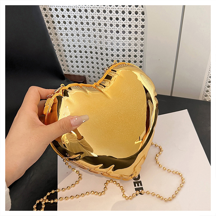 Bolsa pequena, delicada e luxuosa, com design exclusivo em formato de coração, tendência coreana da moda, versátil, com alça transversal e corrente._voghion.com