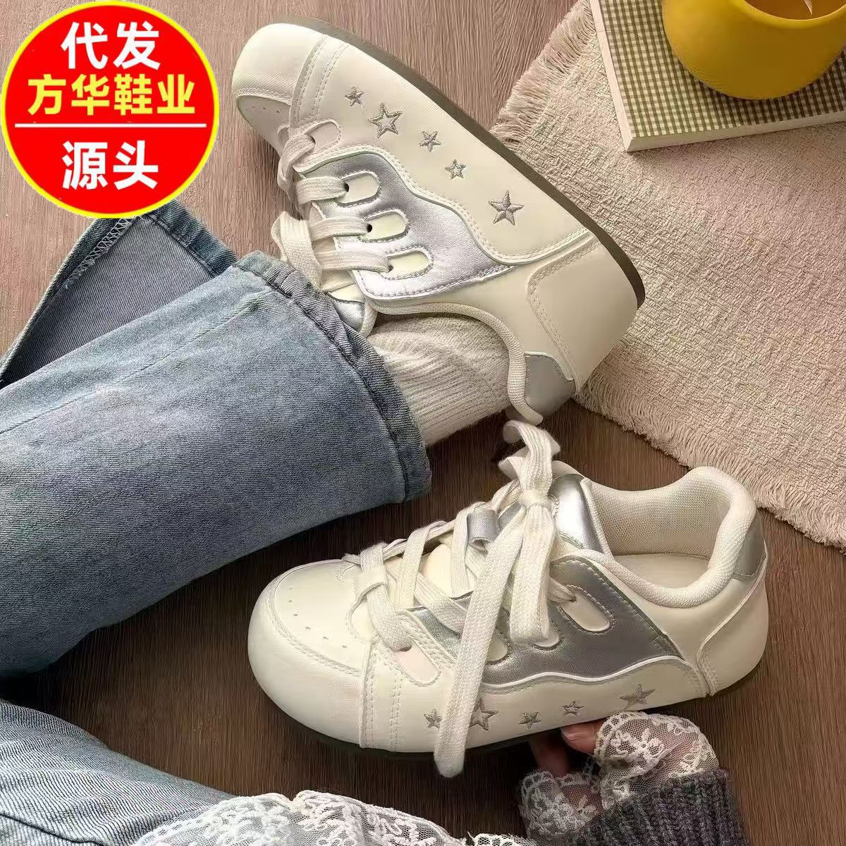 2026 primavera y otoño nuevos estudiantes de estilo universal cómodo de baja parte zapatos de skate de cabeza grande brillante plata entrenamiento de la escuela puff zapatos blancos pequeñas mujeres
