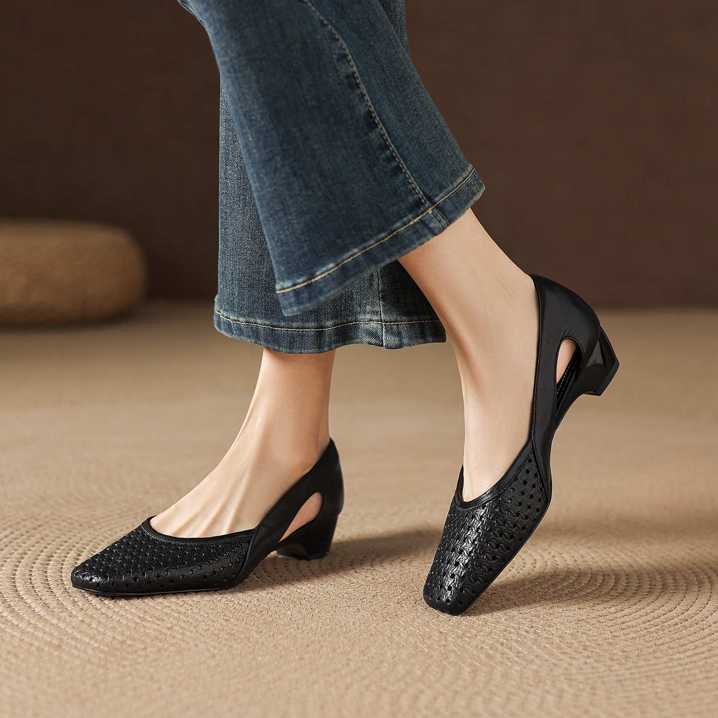 Giày sandal nữ mũi vuông gót thấp 3,5 cm da cừu đục lỗ hở mũi — đen