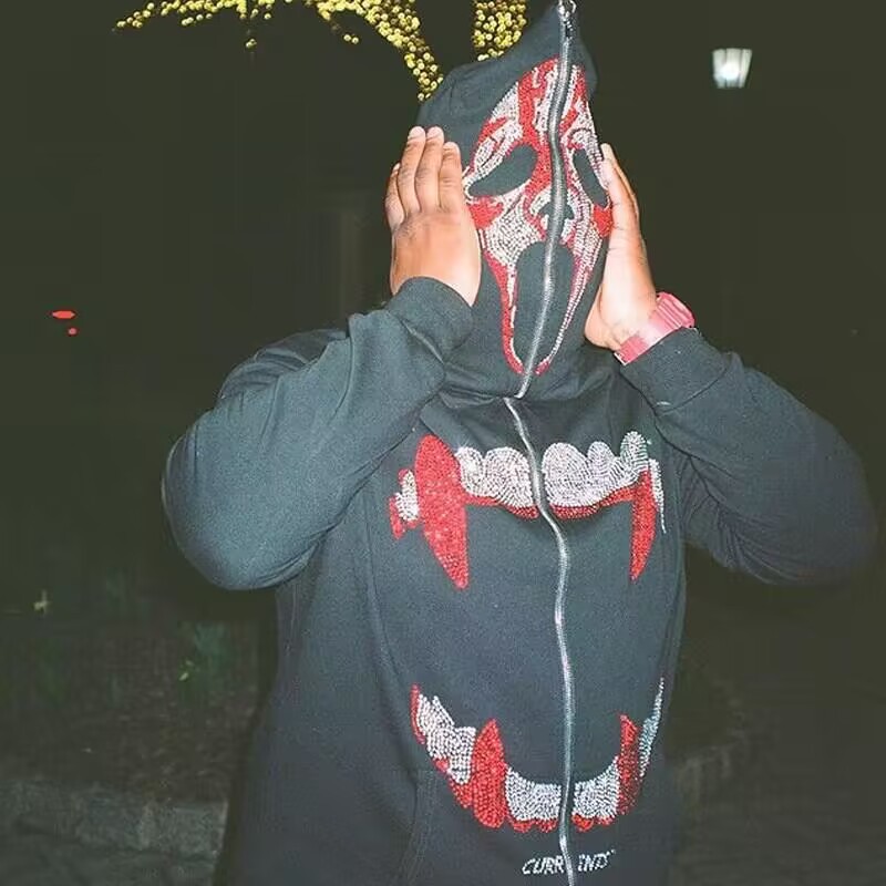Women's Hooded Sweatshirt With Dark Print And Fleece Lining_voghion.com