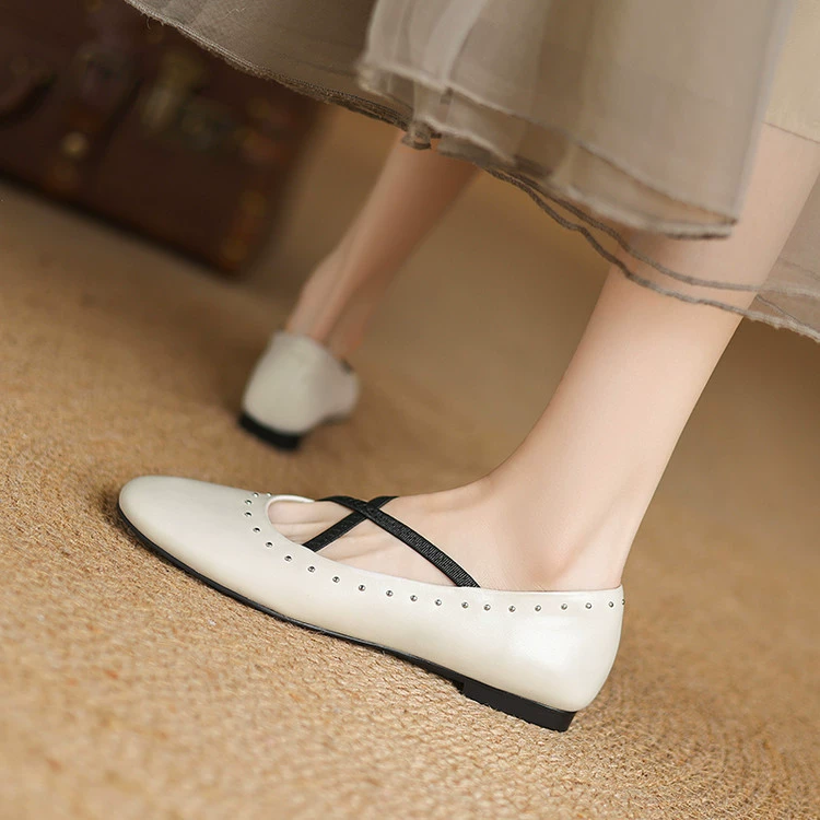 Гигантская удобная французская плоская обувь одиночная обувь женская весна и осень 2025 новая заклепка кроссовки балетная обувь Мэри Джейн