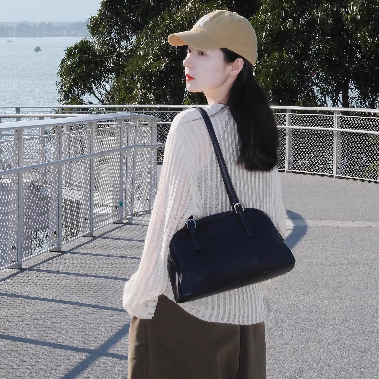 [38-Section Gift] Minimalist Vegetable-Tanned Genuine Cowhide Bowling Bag For Women, Retro Commuter Large Capacity Shoulder Bag - Thumbnail 3