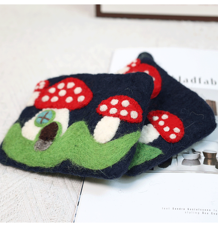 Unisex Mushroom Wool Felt Zipper Coin Purses display picture 2