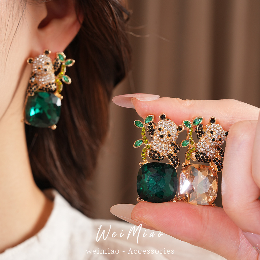 Aguja de plata con diamantes panda cuadrado colgante pernos de orejas de moda exquisita temperamento aretes de nicho de diseño de orejas para mujeres