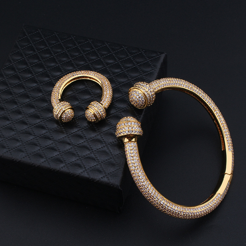 fashionable elegant bracelet with zircon