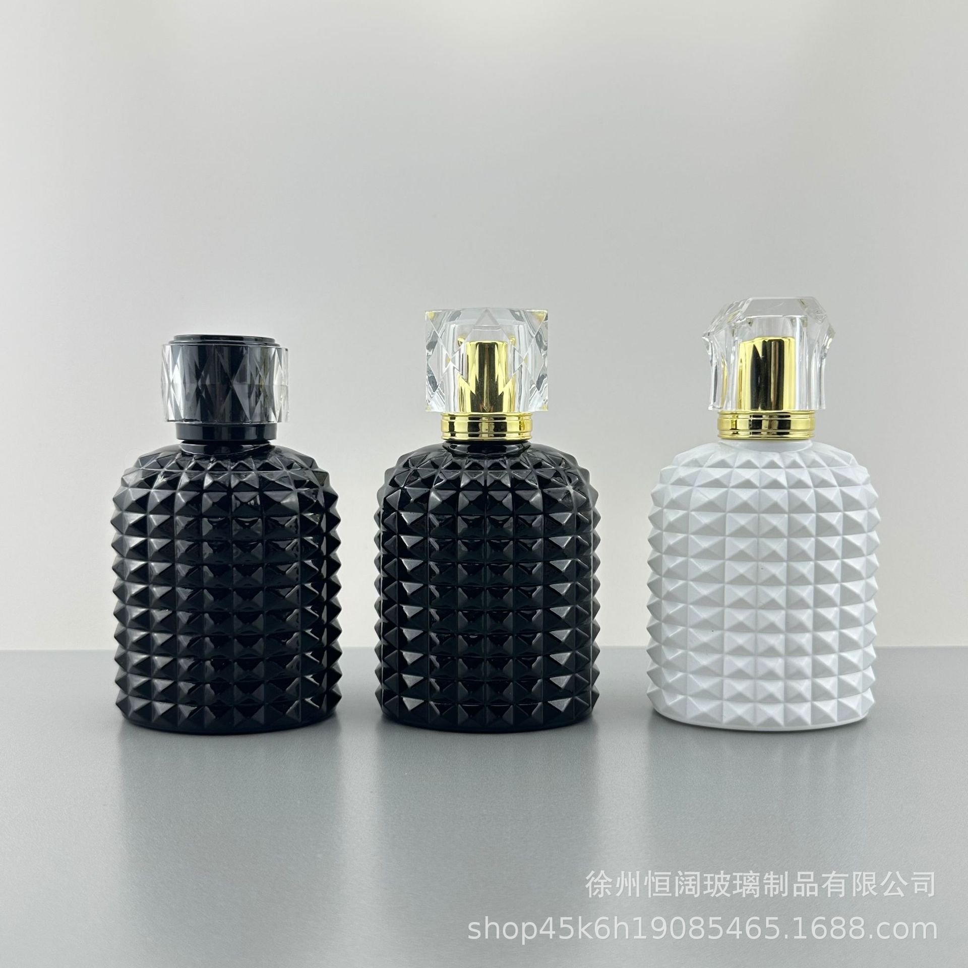 Botella de perfume botella vacía al por mayor blanco 100ML negro 100ML etiqueta de metal logo acrílico cubierta exterior