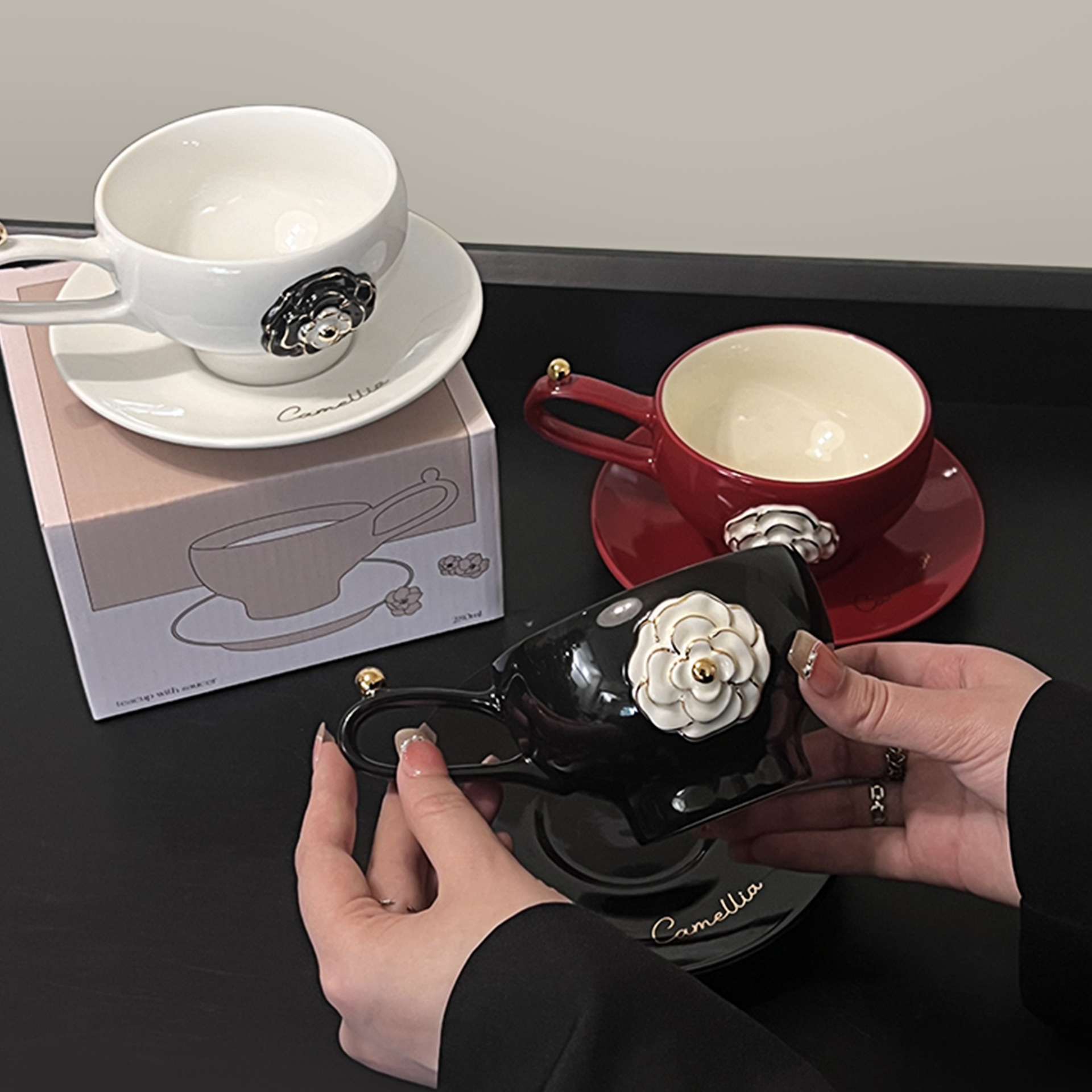 Luz de lujo camellia cerámica pareja taza de café de alto valor de la cara taza de agua de desayuno leche acompañante regalo de mano taza de té de la tarde platos