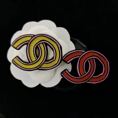Chanel style brooch epoxy two-color enamel pin fragrant grandma letters high-grade texture macaron color pin buckle