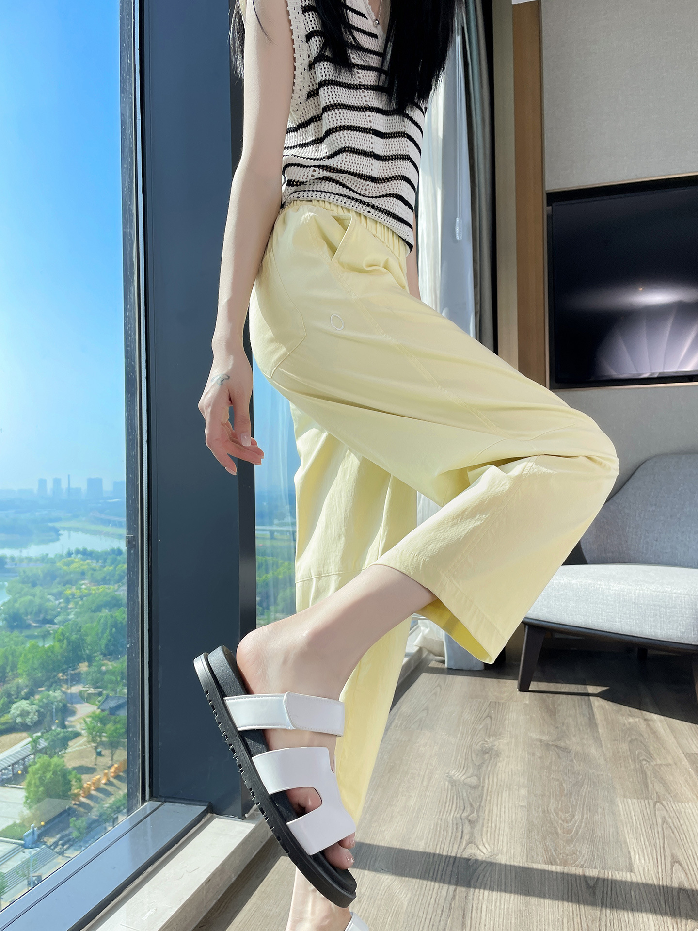 Quần tây nữ ống đứng lưng thun co giãn chống nắng nhanh khô mỏng nhẹ — Màu trắng trà