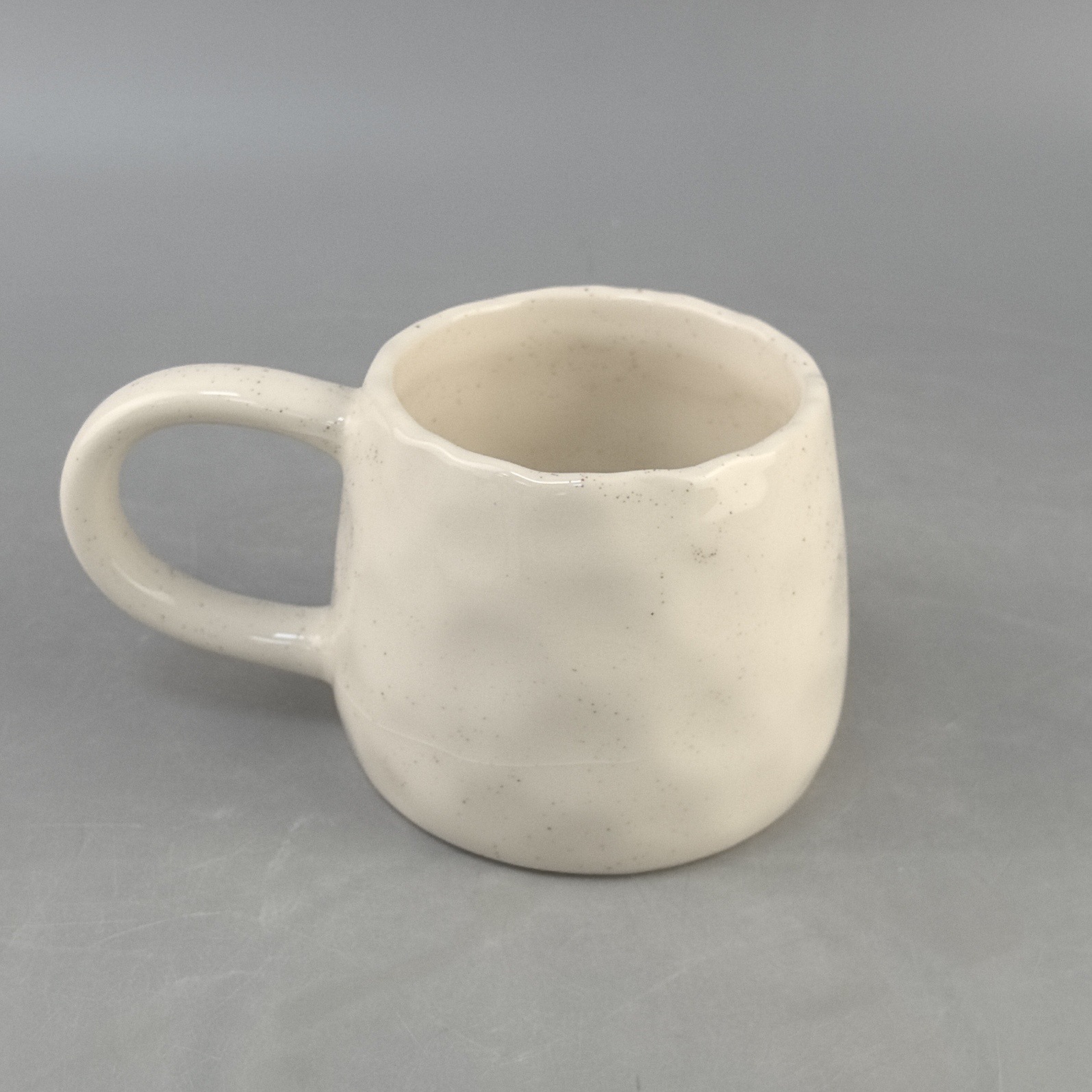 Taza de cerámica de punto de pulverización de oreja larga de viento simple, diseño de nicho, taza de café de cerámica, personalización de alta gama universal para parejas