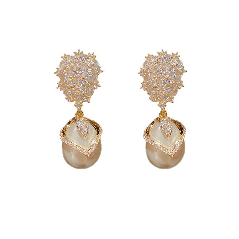 White earrings pearl with zircon