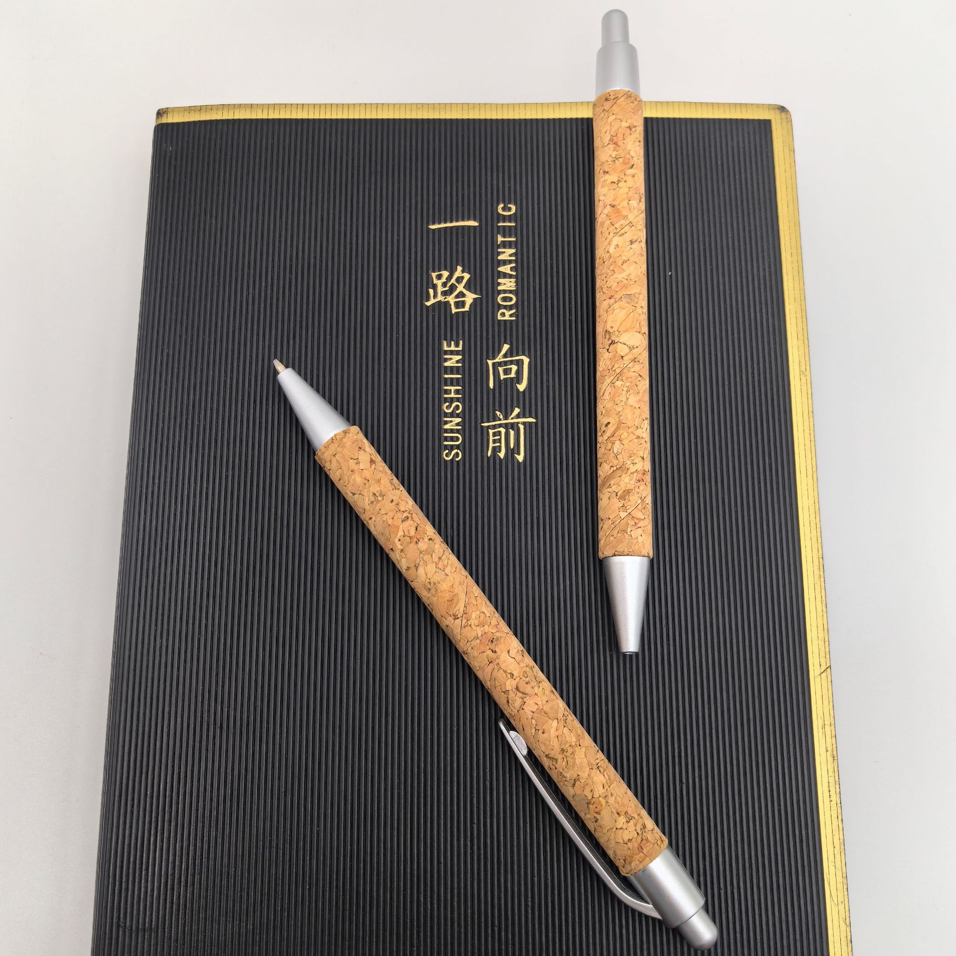 Presione el bolígrafo de corcho, el bolígrafo publicitario de protección ambiental de la nueva era, el bolígrafo de tubo de papel de corcho, el bolígrafo publicitario plateado, el logotipo se puede imprimir