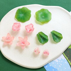 夏のハスの花のハスの葉の露玉の熱収縮シートの樹脂をシミュレーションしてまっすぐに穴を開けます。