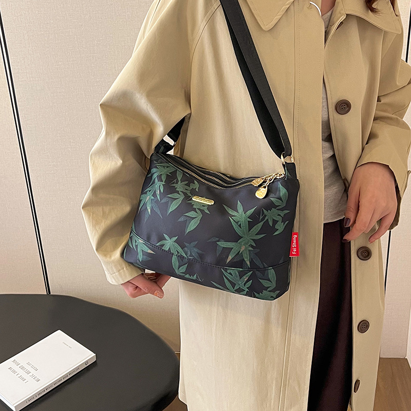 2024 nuevo bolso de madres de mediana edad bolso de hombro de suegra moda multicapa atmósfera bolso de lona de mujer