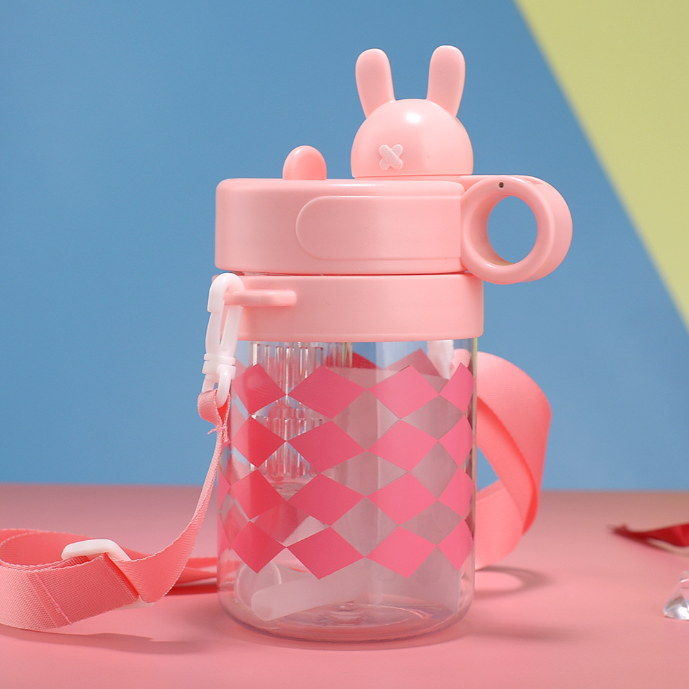 Taza de agua con diseño de cabeza de oso, taza de dibujos animados de gran capacidad, doble pajita para beber, taza deportiva con correa.