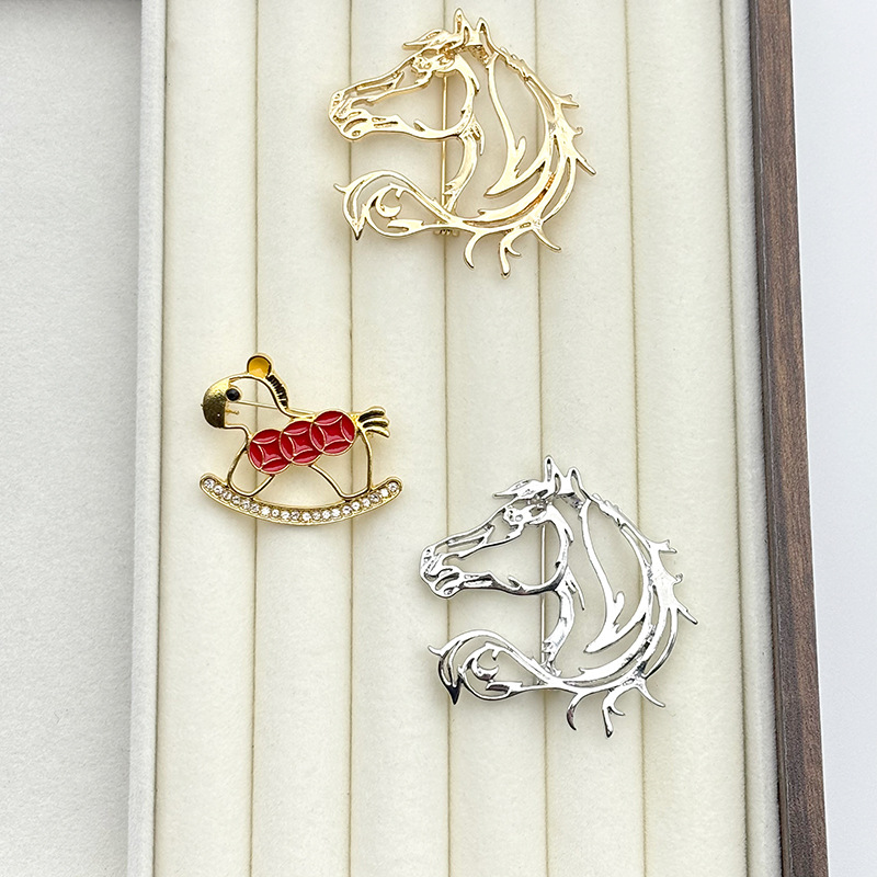 Elegante spilla zodiacale a forma di cavallo accessorio lusso_voghion.com