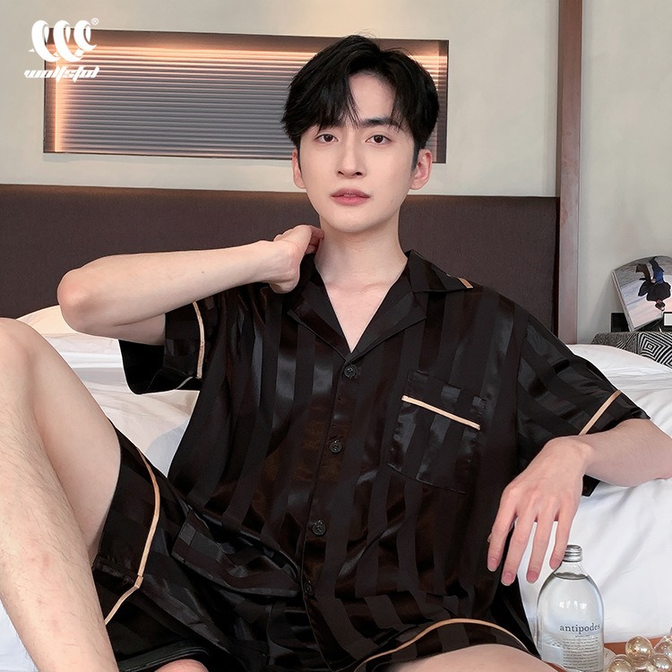 남성용 반팔 집 옷은 간단한 얇은 캐주얼 세트 아이스 실크 밖에서 입을 수 있습니다.