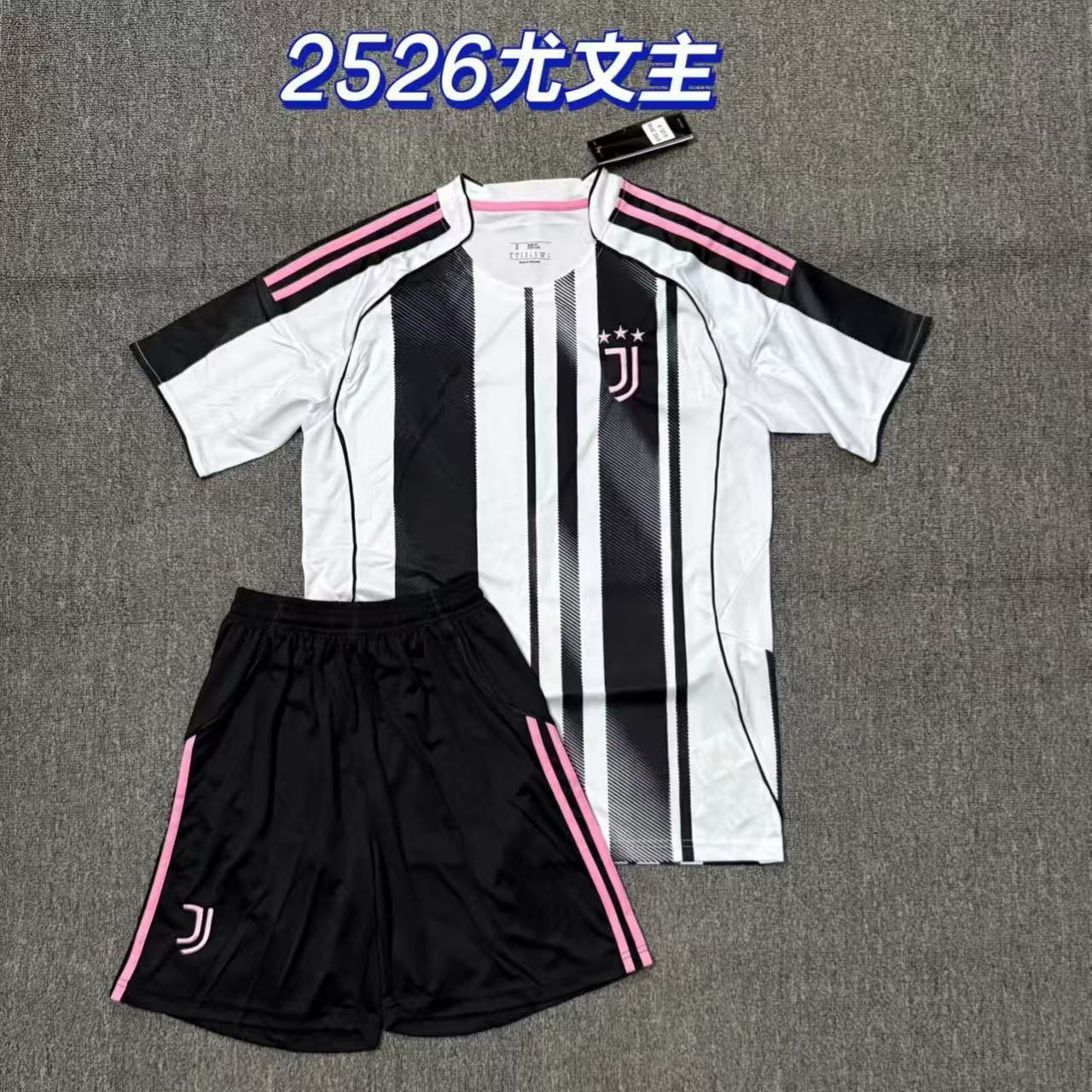 2526 equipación local de la Juventus