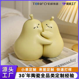 驼峰陶瓷集团创意卡通抱抱梨书档装饰品摆件家居书柜定制批发礼赠