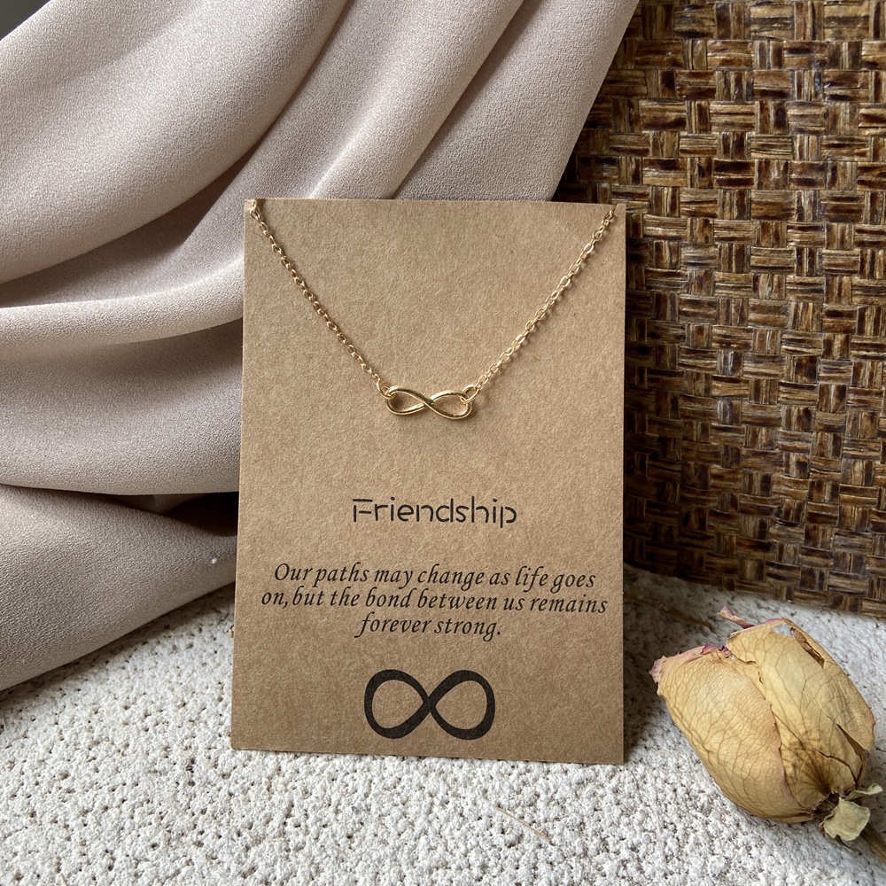 Collana elegante con perle e pendenti animali per donna_voghion.com