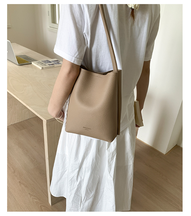 A trendy and versatile single-shoulder underarm bag for women in the summer of 2025, featuring a niche design and a simple commuting bucket bag undefined