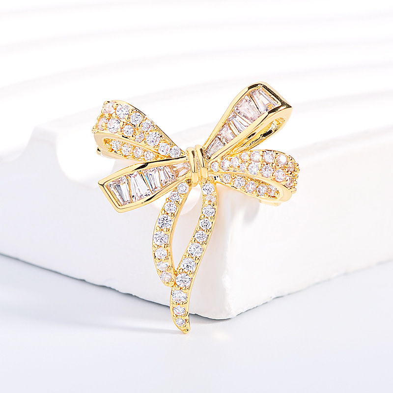 New Bowknot Ribbon Brooch with a Light Luxury and High-End Feel, Featuring Exquisite Craftsmanship and Super Shiny Enamel Design for Women, a Unique Brooch Accessory
