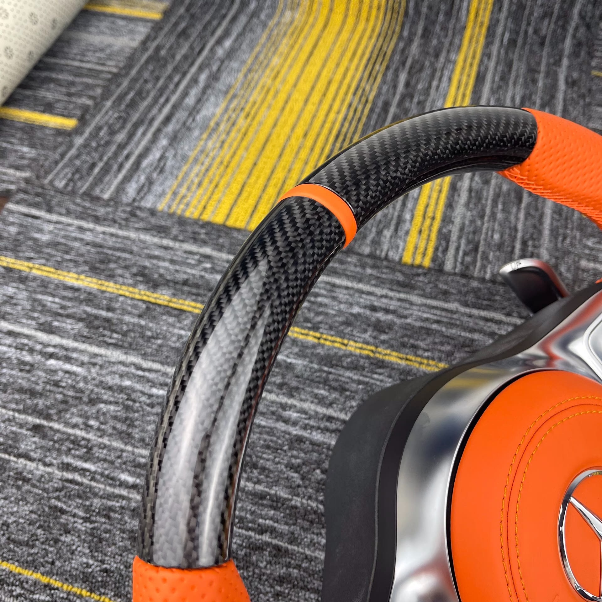 Suitable for Mercedes-Benz 809AMG steering wheel ABCEGRSV series, upgrade and modification of the old model to the new carbon fiber orange leather version