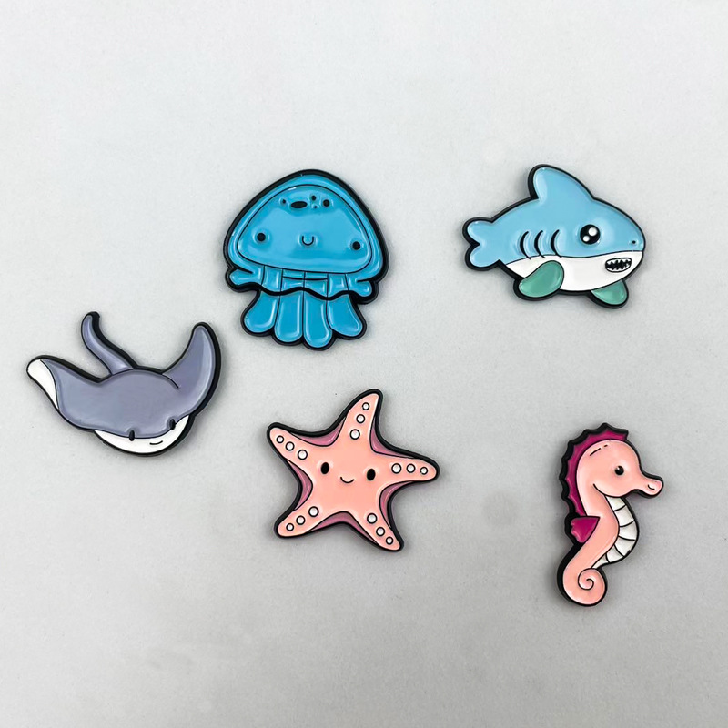 Broche de vida marina de dibujos animados, accesorios de ropa de estilo lindo, insignias, bolsos decorativos de ins transfronterizos, insignias de metal