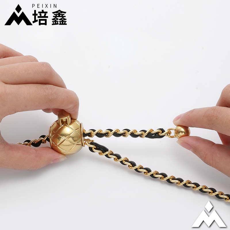 Cadena de bolso de bola de incienso pequeña, accesorios de mensajero de un solo hombro, hebilla ajustable, cinturón de bolso de estilo de fragancia pequeña, cadena de hombro de cadena, cadena de cuero PU