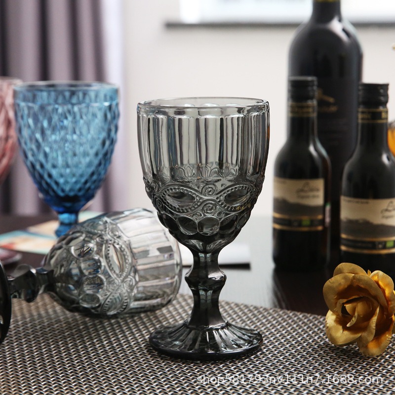 Fábrica directa de tazas de vino de vidrio en relieve retro color europeo tazas de jugo de vino al por mayor